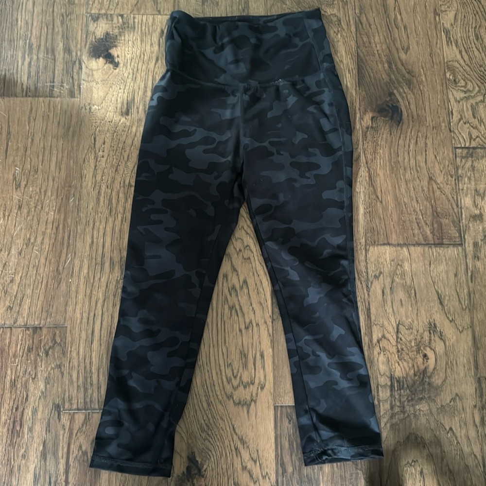 Danskin black and grey camo leggings